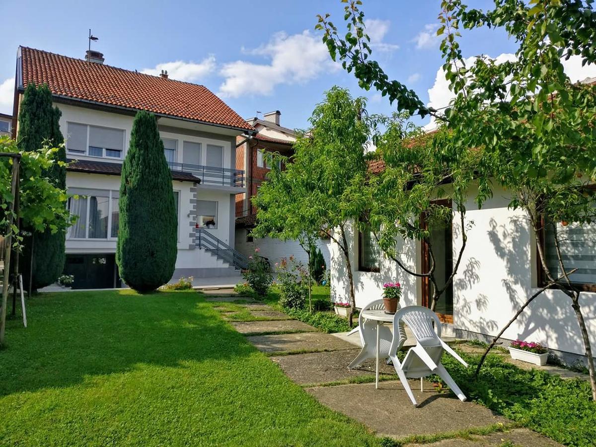 Garden Guesthouse Gjakova Extérieur photo