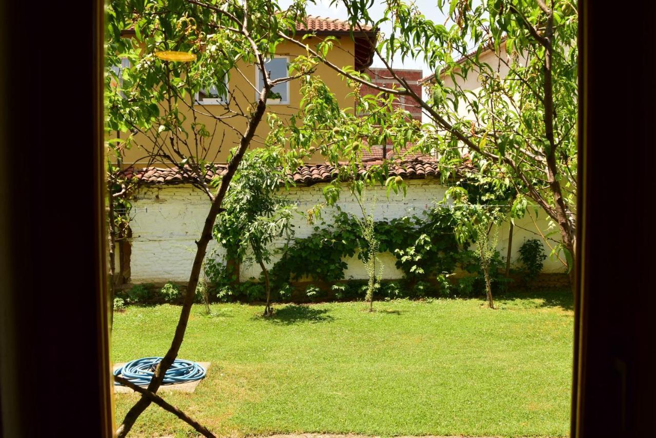 Garden Guesthouse Gjakova Extérieur photo